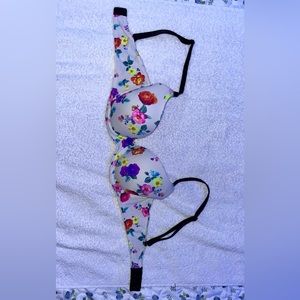 A 32C white, floral bra.